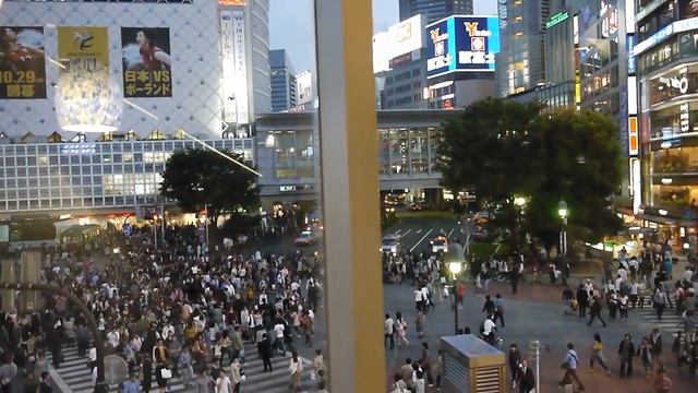 Оживленный перекресток Shibuya Crossing, Сибуя, Токио