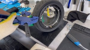 Ninebot Max G3 замена задней покрышки, шиномонтаж на моторе.