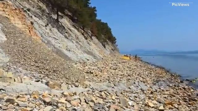 Геленджик пляж Нудистский и Голубая Бездна сегодня 9 июня 2025. Обстановка на пляже море и погода смотреть онлайн