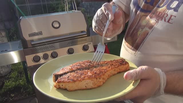 СТЕЙК-БАТТЕРФЛЯЙ ИЗ ЛОСОСЯ, ЖАРЕНЫЙ В ГАЗОВОМ ГРИЛЕ PRIMELINER!) ЛУЧШИЙ СПОСОБ!) смотреть онлайн