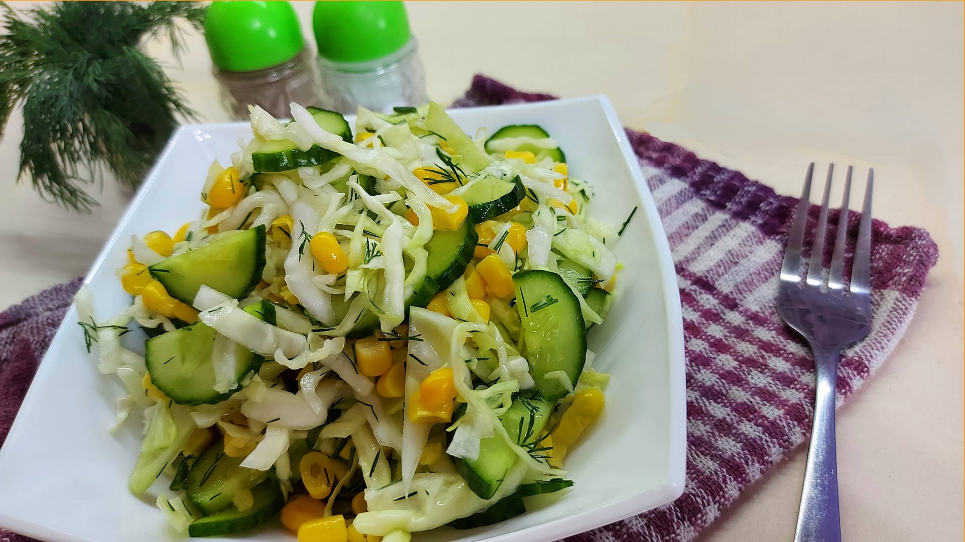 Салат с капустой, огурцами и кукурузой смотреть онлайн