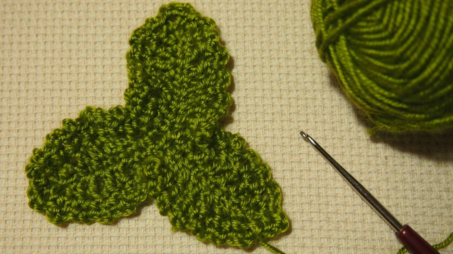 Вязание листочков крючком. Трилистник крючком.  Как связать 3 листочка вместе  Урок 110