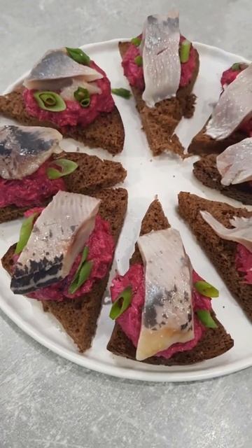 Закуска в стиле селедки под шубой, но больше похожая на суши