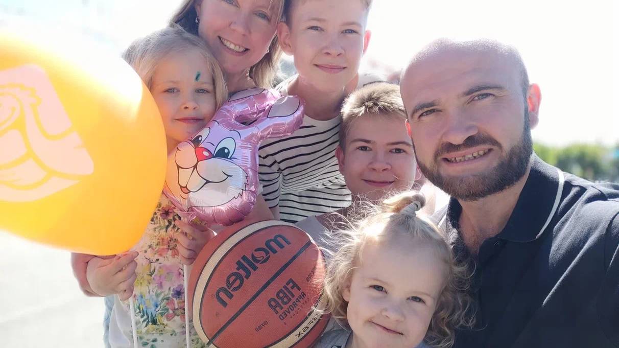 Знакомтесь: Семья Шараповых: Рафаэль и Анна. Дети: Тимур, Артур, Дарина, Диана