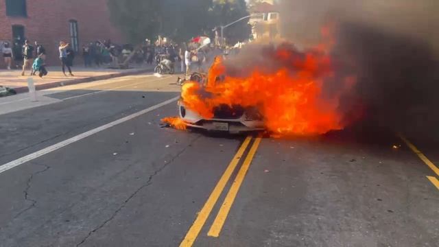 В Лос-Анджелесе вспыхнули беспорядки из-за рейдов против нелегальных мигрантов. Протестующие жгут ма смотреть онлайн