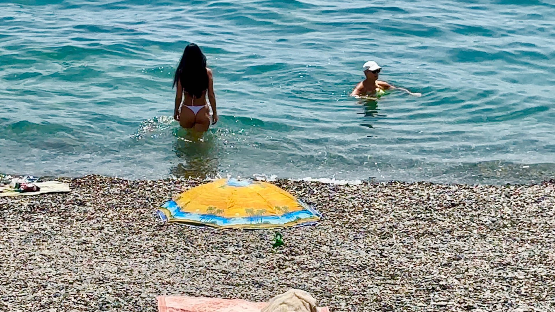 Что происходит на Массандровском пляже в Ялте прямо сейчас. Температура морской воды. Крым сегодня смотреть онлайн