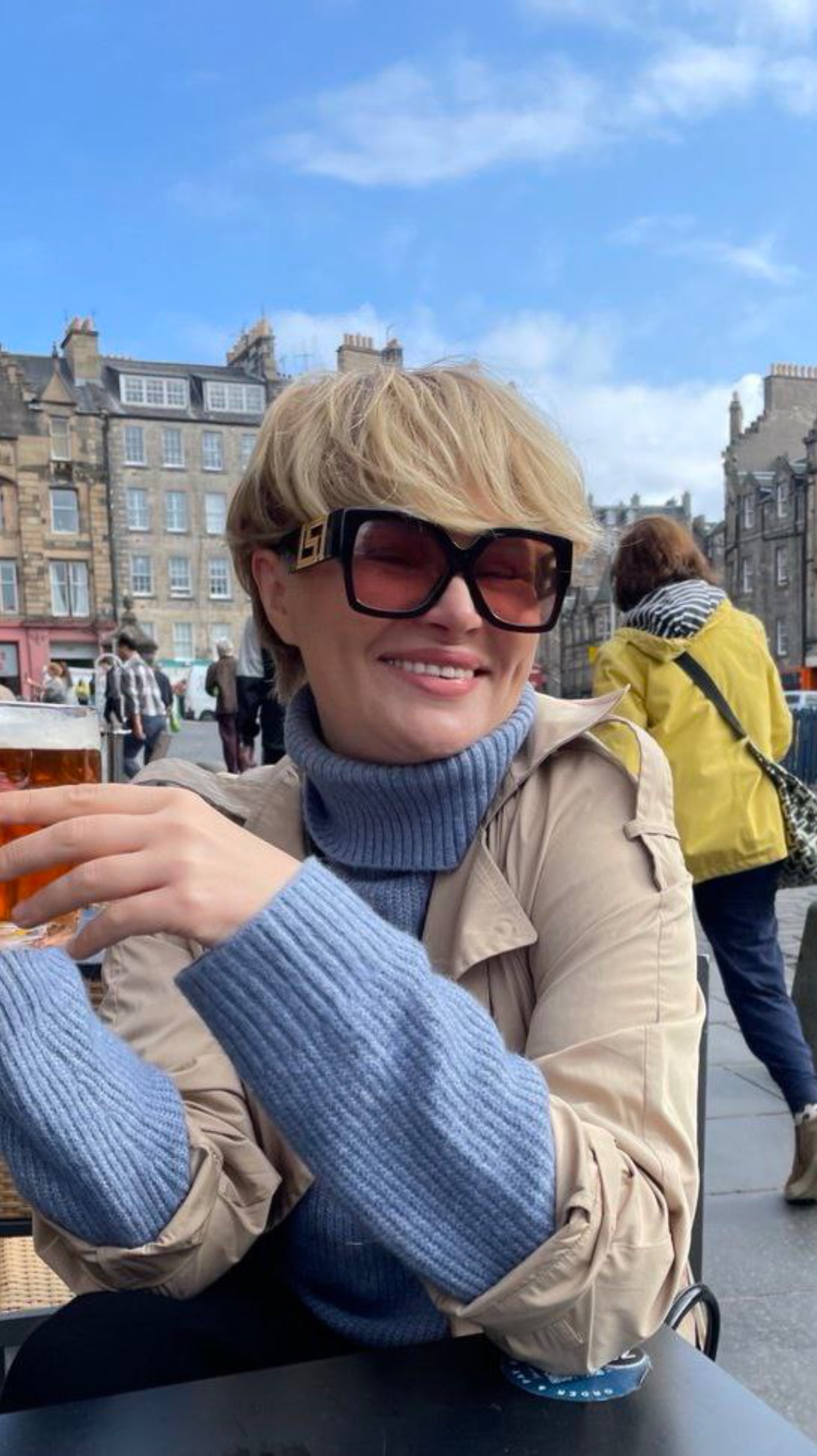 Не проявляет инициативу в постели