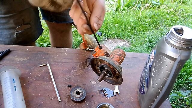 как смазать редуктор и штангу триммер бензокосилка полная смазка бензокосилки редуктор и штангу смотреть онлайн