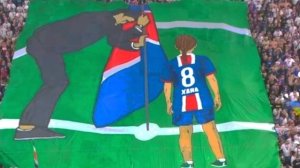 тренер надел свою памятную футболку во время празднование в ПСЖ