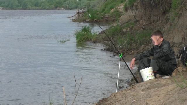 ТРОФЕЙНАЯ РЫБАЛКА НА ОКЕ! Пацаны меня уделали Я ТОЛЬКО ПОМОГАЛ Рыбалка на Оке в июне! смотреть онлайн