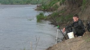 ТРОФЕЙНАЯ РЫБАЛКА НА ОКЕ! Пацаны меня уделали Я ТОЛЬКО ПОМОГАЛ Рыбалка на Оке в июне!
