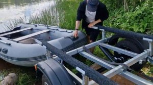 Спуск и подъем лодки ПВХ на прицеп МЗСА 81771С.012 в одиночку без заезда в воду. Видео обзор Трейли