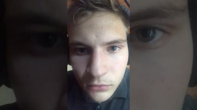 Страный чел в наушниках смотрит на тебя 3 минуты ржаки