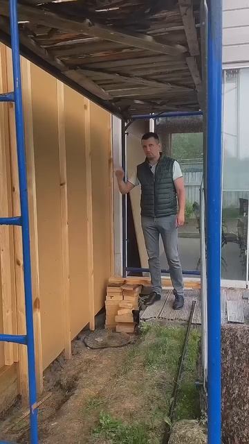 Крутим брусок на фасаде. Или может лучше доску установить? #фасад #фасаддома #ремонтстарогодома смотреть онлайн
