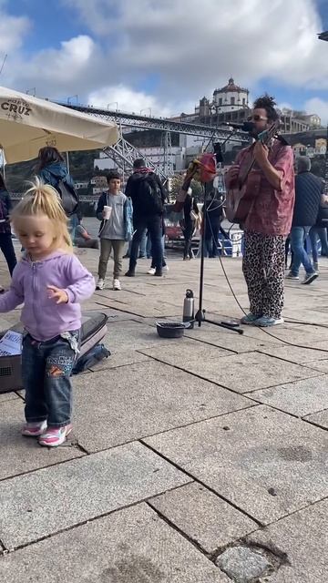 Танцы на набережной Порту в Португалии смотреть онлайн