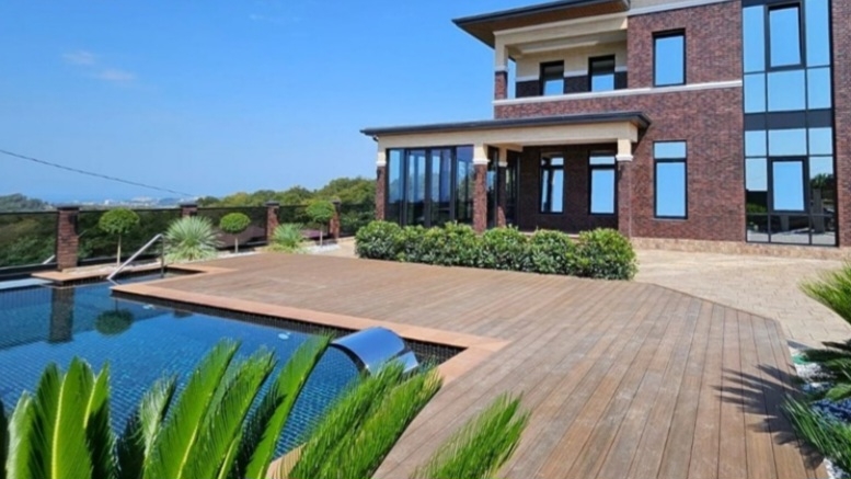 Прекрасный дом с бассейном и фонтаном смотреть онлайн