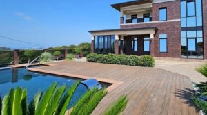 Прекрасный дом с бассейном и фонтаном