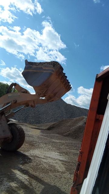 грузимся в карьере щебнем