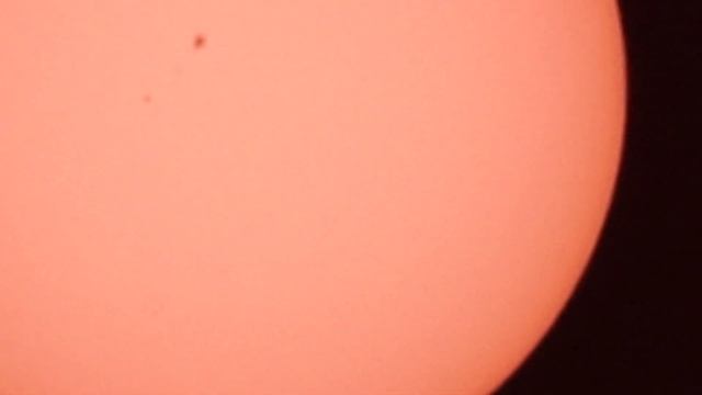 Солнце черз стеклянный солнечный фильтр