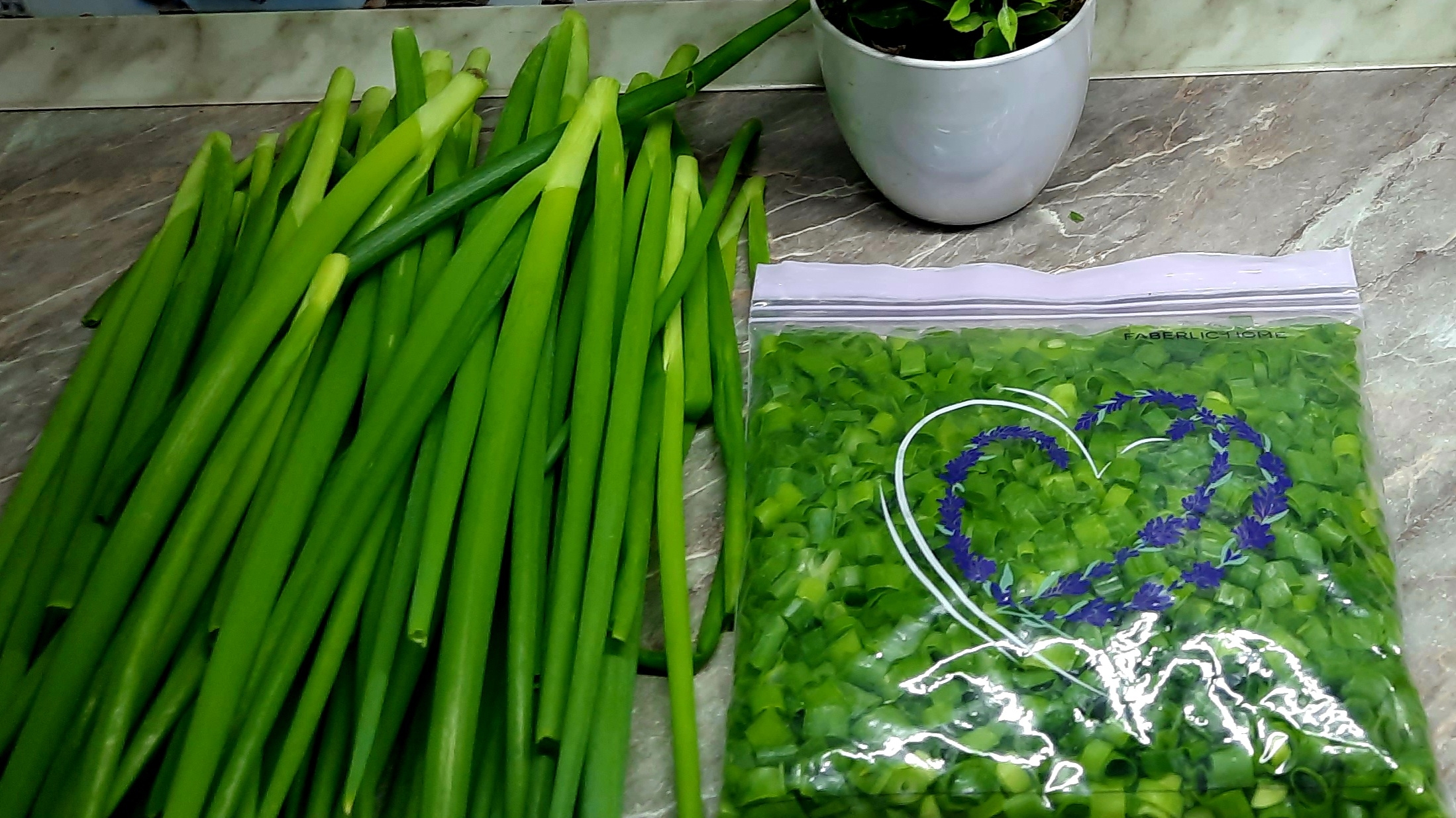 Супер способ заготовки зелёного лука на зиму для пирожков!! Сохраняем вкус, цвет и витамины!! смотреть онлайн