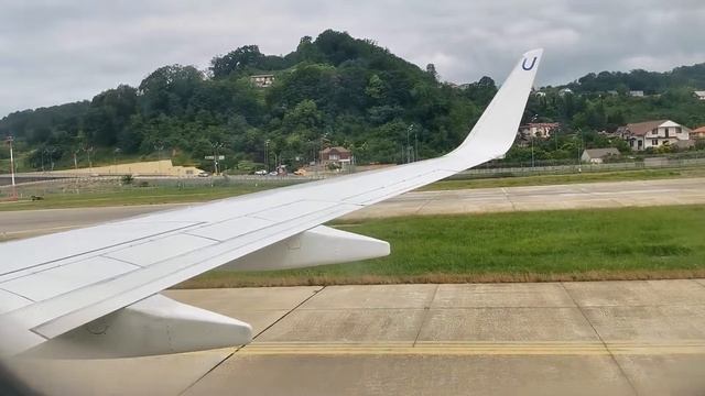 Приземление авиалайнера боинг 737-800 в аэропорту города