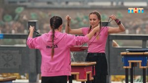 Баланс и ловкость: испытание с водой на полосе препятствий