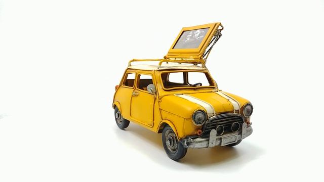 Винтажная модель ретро автомобиль жёлтый, с фоторамко