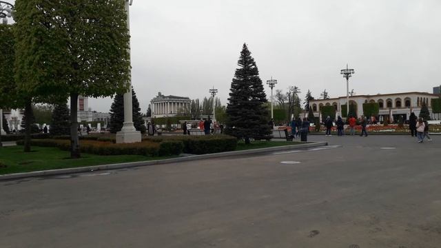 Москва. Первомай. ВДНХ. Духовой оркестр играет гимн авиаторов. Холодно, сыро, но всё равно интересно смотреть онлайн