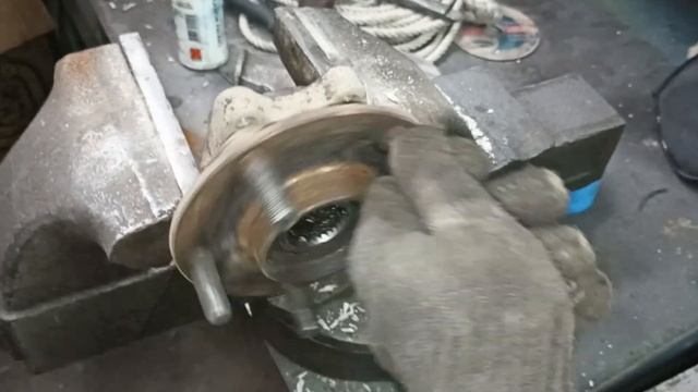 Nissan Leaf: Сравнение старого и нового ступичного подшипн? смотреть онлайн