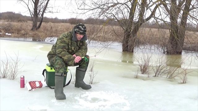Зимняя рыбалка на новом рыбном месте! Ловля плотвы со льда смотреть онлайн
