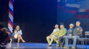 Кто курирует эту шаболду?
Кто ей даёт слово перед ветеранами?
В сети её анкета из эскорта гуляет.