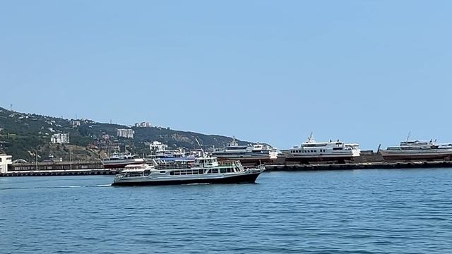 Ялта. Активный морской трафик. Маяк. Вода +20'. 08.06.2025. Крым. Crimea. Yalta. смотреть онлайн