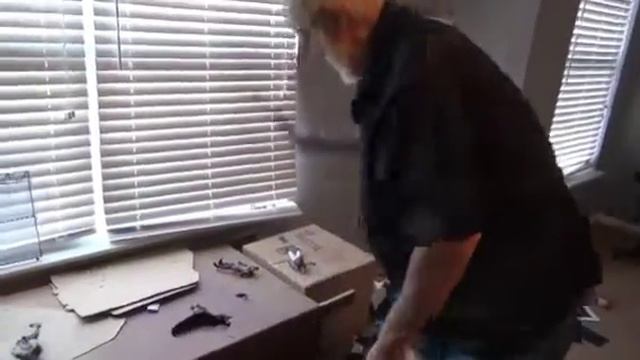 злой дед сломал игрушки