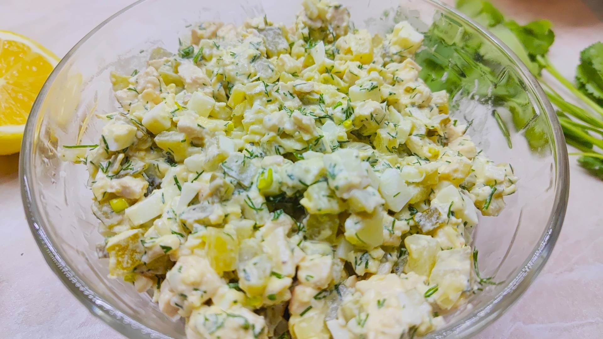 Салат с запеченной куриной грудкой, сыром и маринованными огурчиками смотреть онлайн