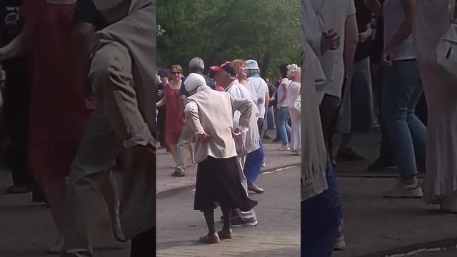 Танцы в городском парке в г. Томске. Шустрые и озорные, молодцы👍 смотреть онлайн