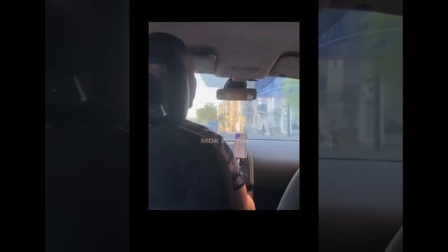 полный неадекват!!! таксист отказался везти пассажиро?