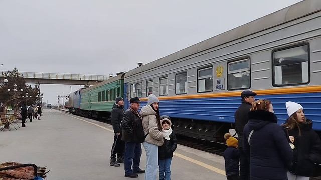 Тепловоз ТЭП33А 0074 жолаушылар пойызымен номер 7 Алматы