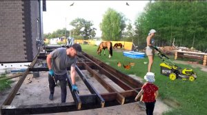 ЖИЗНЬ В СЕЛЕ. СДЕЛАЛИ КАРКАС ДЛЯ ДЛИННОЙ ТЕРРАСЫ. Привезли террасную доску из ДПК. Собрали сено