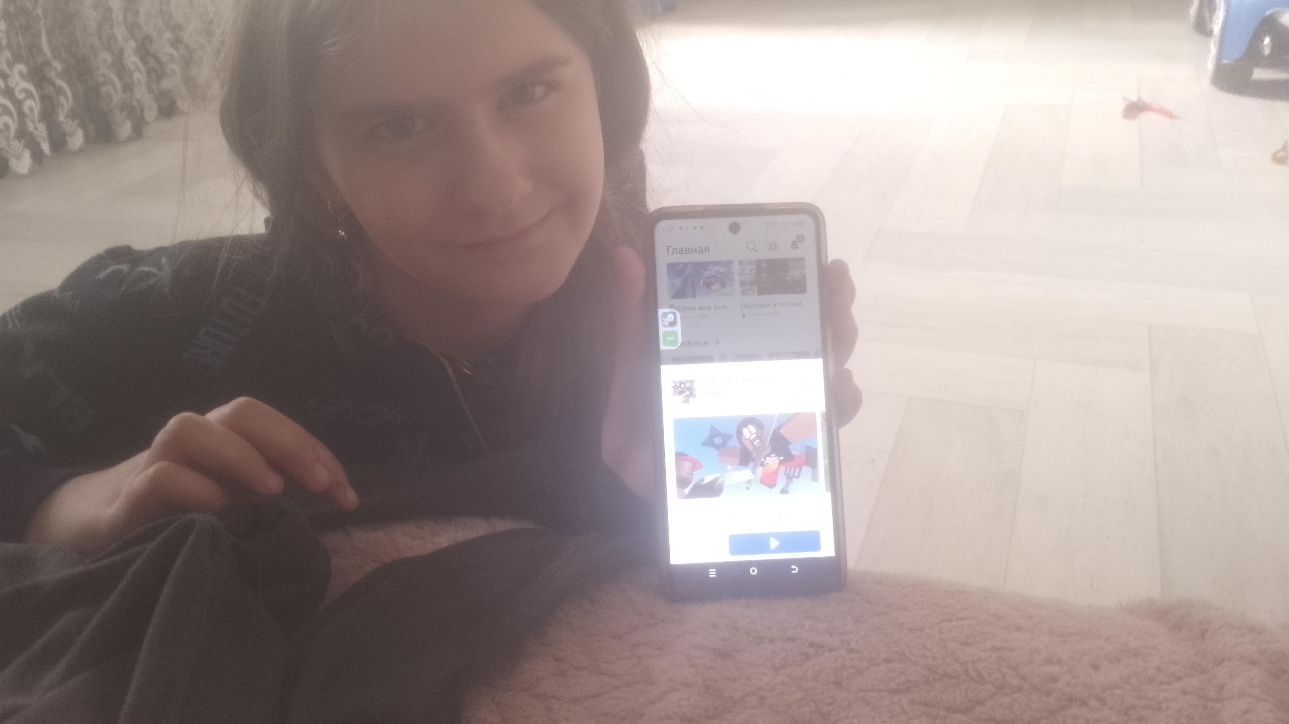 Катя играет в игру сбрось вещи и людей