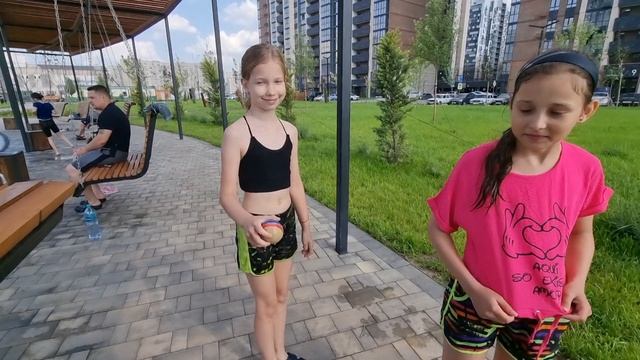 Ника, Ксюша, лето, фонтан! смотреть онлайн