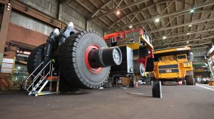 На Михайловском ГОКе собирают новые большегрузные самосвалы.