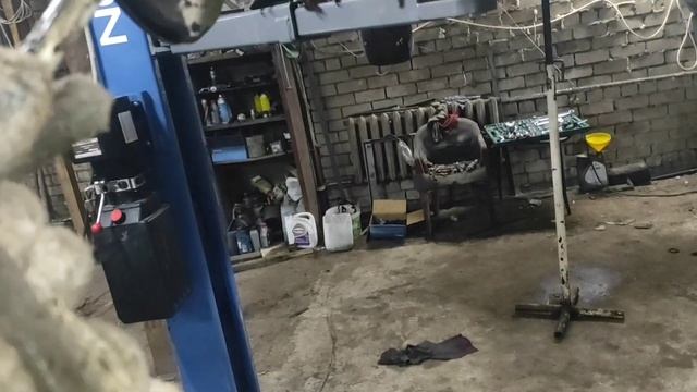 замена нижнего сайлентблока,заднего амортизатора.#кл?