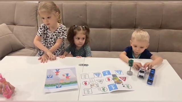 Ваня Варя Кира изучают правила дорожного движения, де?