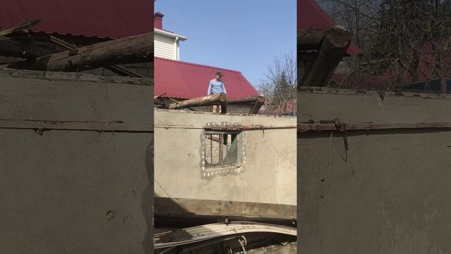 К часу дня крышу сломали)😉. Главный герой сегодняшнег