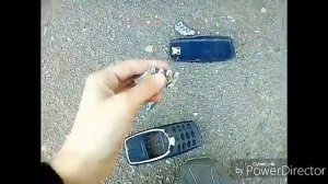 Скидывает Нокиа 3310 с8 этажа.