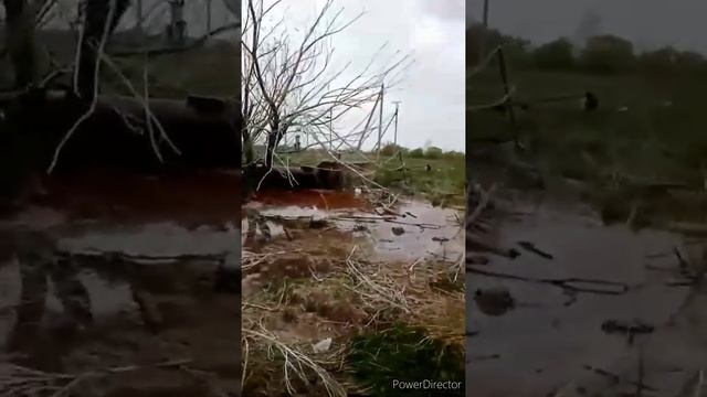 ЧП В ДЕРЕВНЕ !водонапорная башня упала в огород!