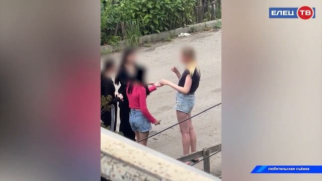 Драка юных девушек попала на видео
