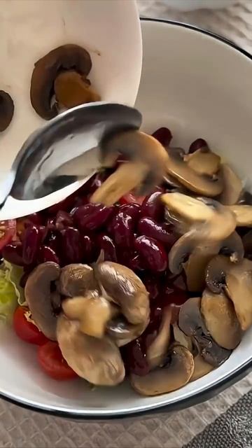 Вкусный салат с курицей и грибами #рецепт #салатрецепт смотреть онлайн