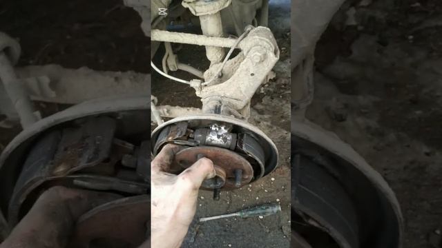 Демонтаж подшипника задней полуоси(4wd) Toyota Funcargo.