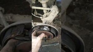 Демонтаж подшипника задней полуоси(4wd) Toyota Funcargo.